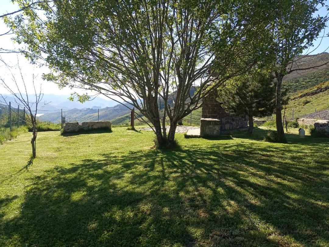 Hostal La Collada De Aralla Aralla de Luna Bagian luar foto